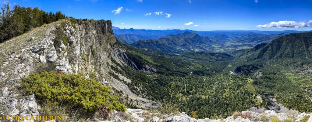 Panorama sur les montagnes et les falaises de la Crête de Géruen