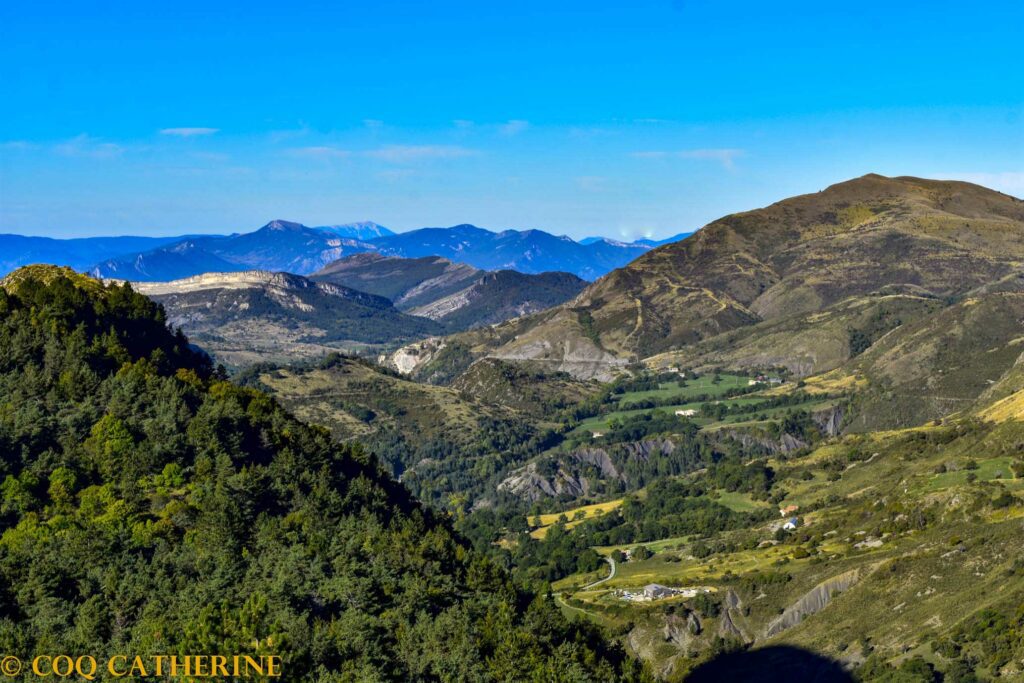 Panorama sur le village d’Authon entre les montagnes