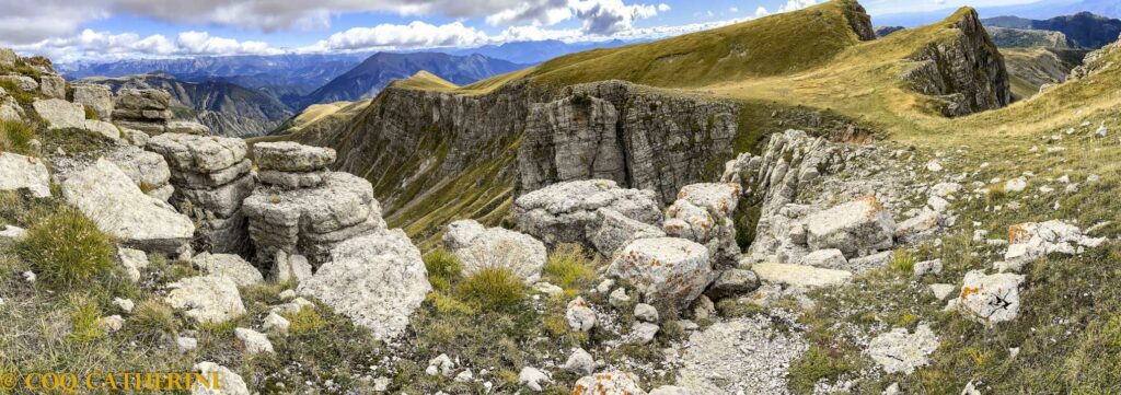 Panorama sur les Monges et Coste Belle avec des falaises et des alpages