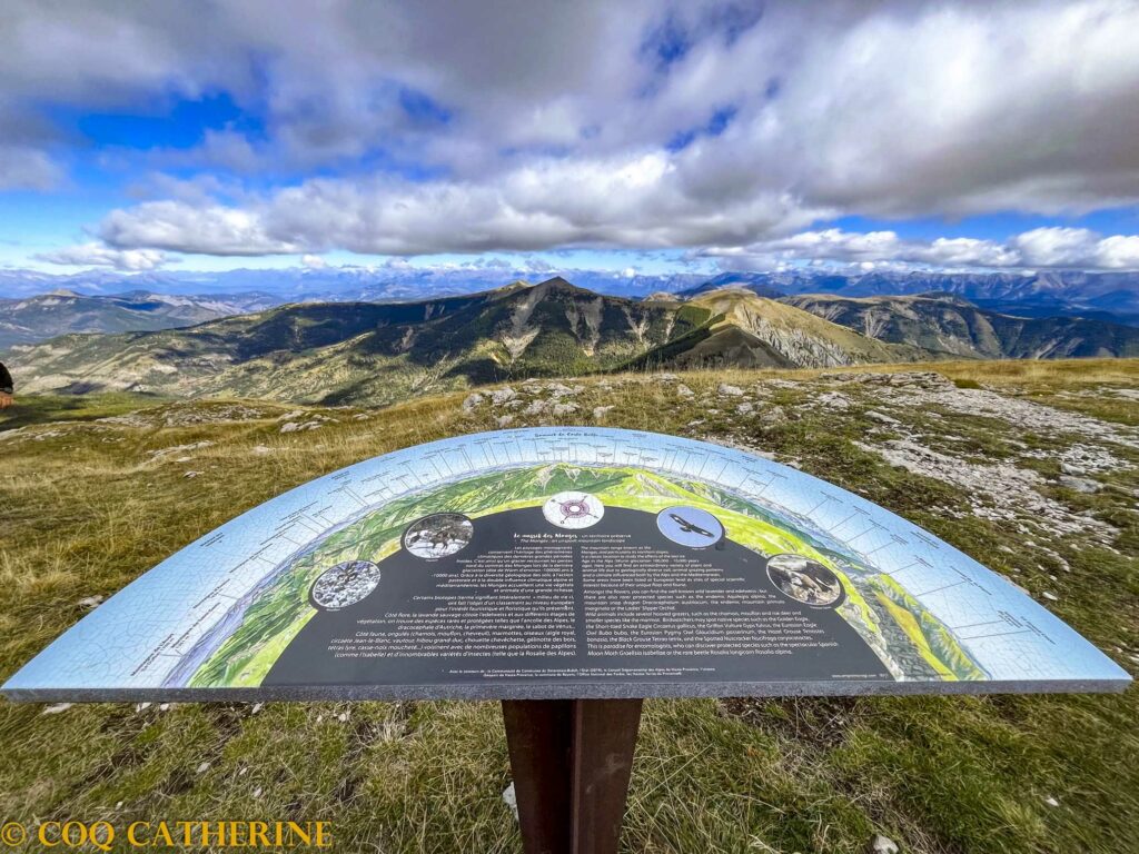 la table d’orientation du massif des Monges avec le panorama sur les Ecrins