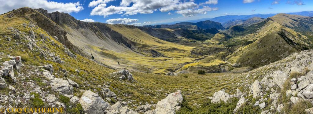 Les alpages du cirque des Monges du haut des falaises avec la montagne de Lure en fond