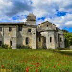 L’église du Monastère de Saint Paul Mausole à Saint Remy avec un champs de coquelicot