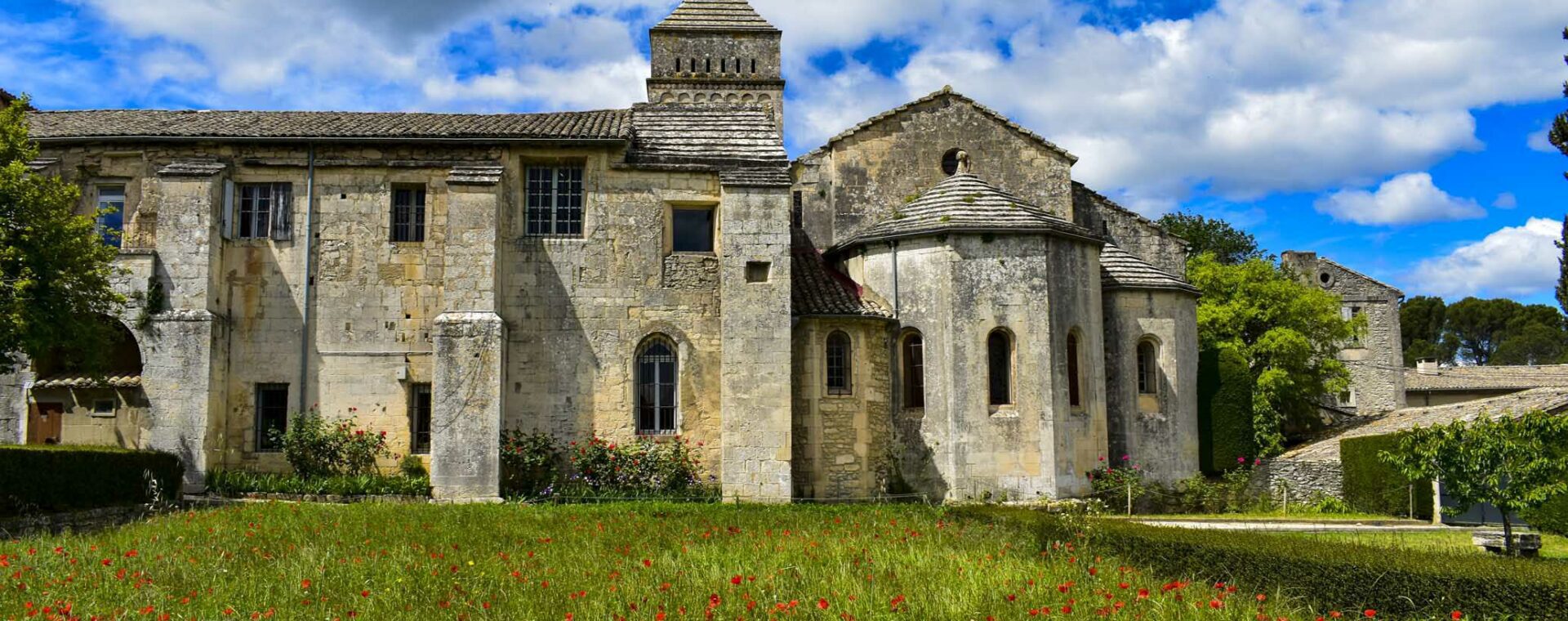 L’église du Monastère de Saint Paul Mausole à Saint Remy avec un champs de coquelicot