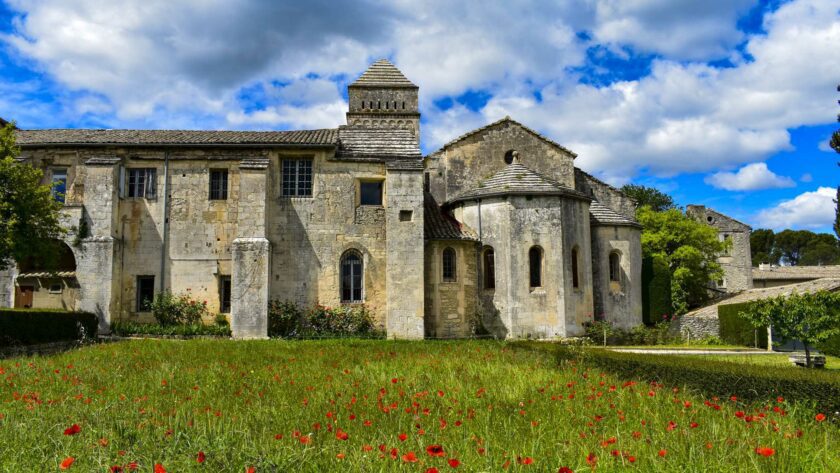 L’église du Monastère de Saint Paul Mausole à Saint Remy avec un champs de coquelicot