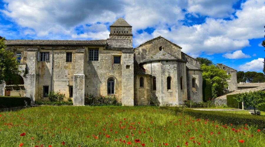 L’église du Monastère de Saint Paul Mausole à Saint Remy avec un champs de coquelicot