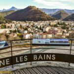 Plateforme panoramique avec la vue sur la ville de Digne les Bains, les montagnes et la rivière