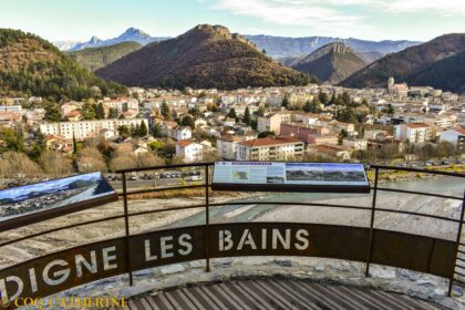 Plateforme panoramique avec la vue sur la ville de Digne les Bains, les montagnes et la rivière