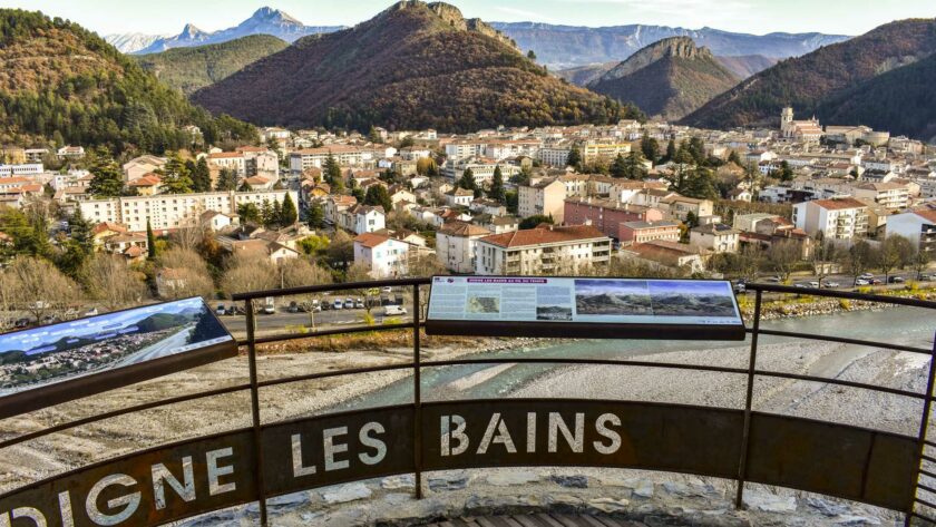 Plateforme panoramique avec la vue sur la ville de Digne les Bains, les montagnes et la rivière