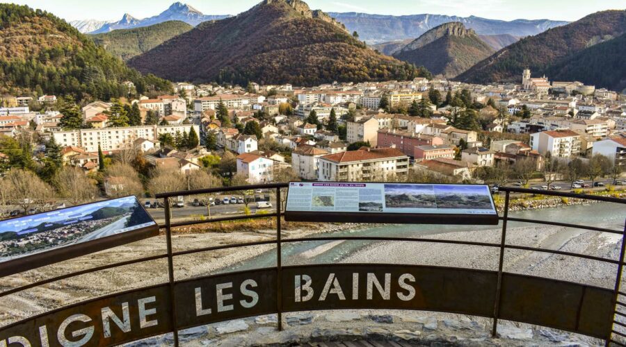 Plateforme panoramique avec la vue sur la ville de Digne les Bains, les montagnes et la rivière