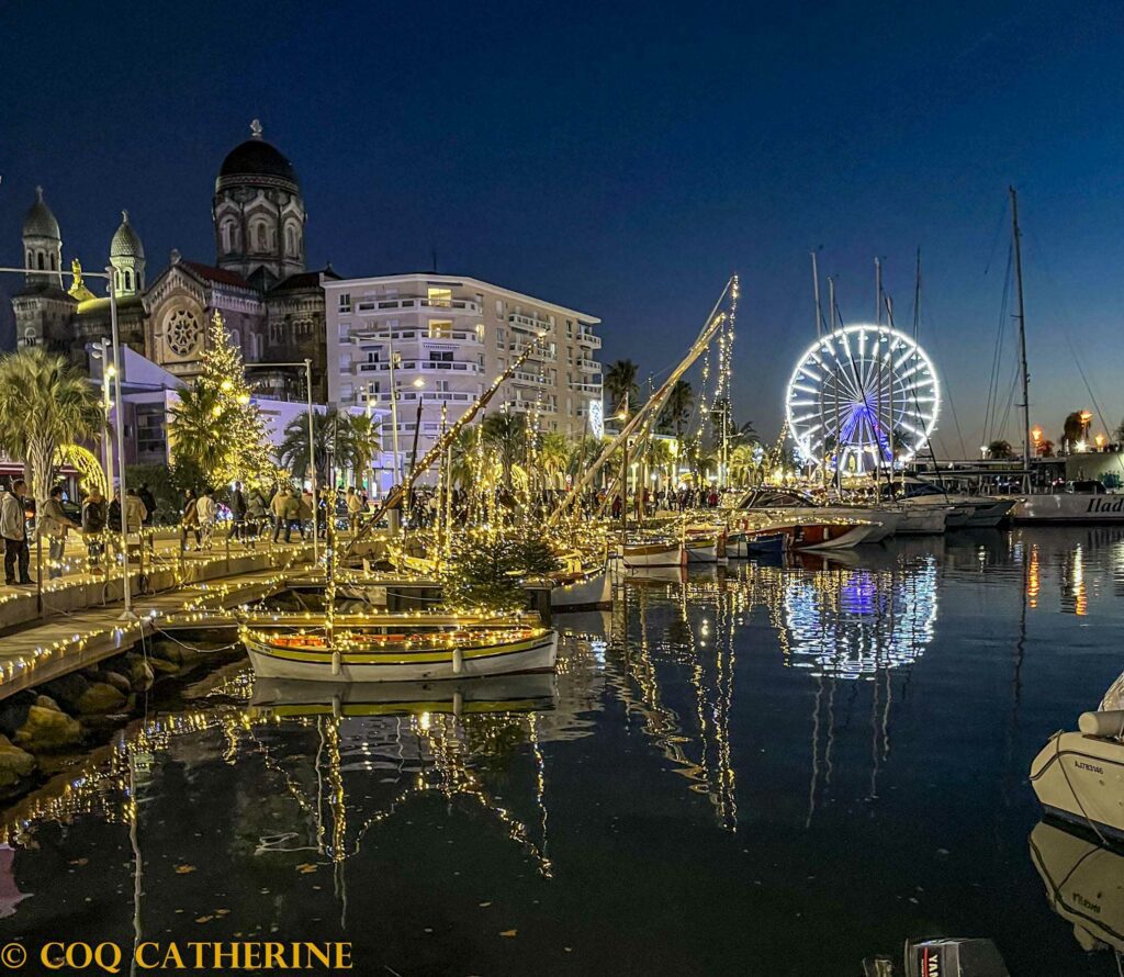 Le port de Saint Raphael avec les lumières de Noël qui se reflètent sur l’eau