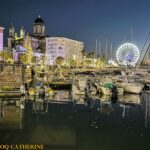 Le port de Saint Raphael avec les lumières de Noël qui se reflètent sur l’eau