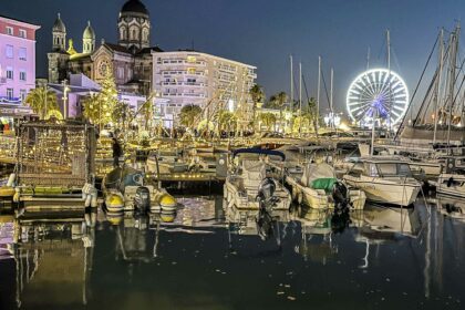 Le port de Saint Raphael avec les lumières de Noël qui se reflètent sur l’eau