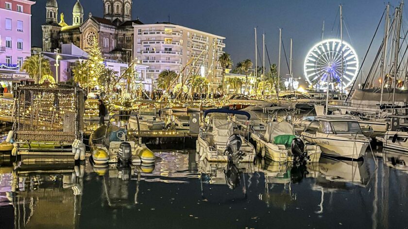 Le port de Saint Raphael avec les lumières de Noël qui se reflètent sur l’eau