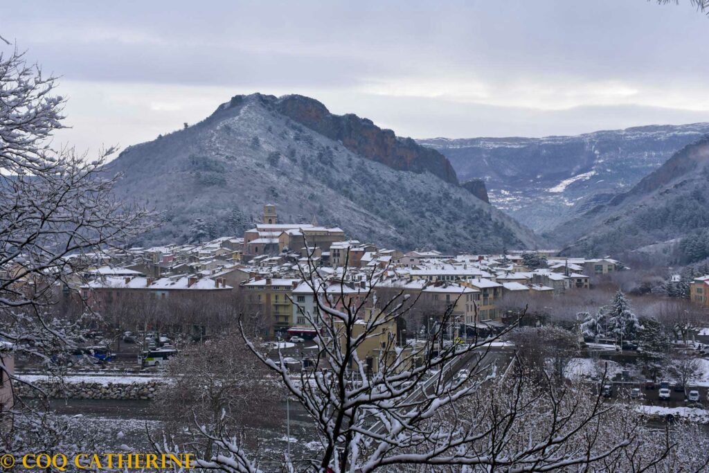 Panorama sur la ville de Digne les Bains recouverte de neige