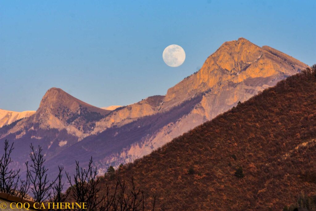 La montagne du Pic de Couard avec la pleine lune depuis Digne les Bains