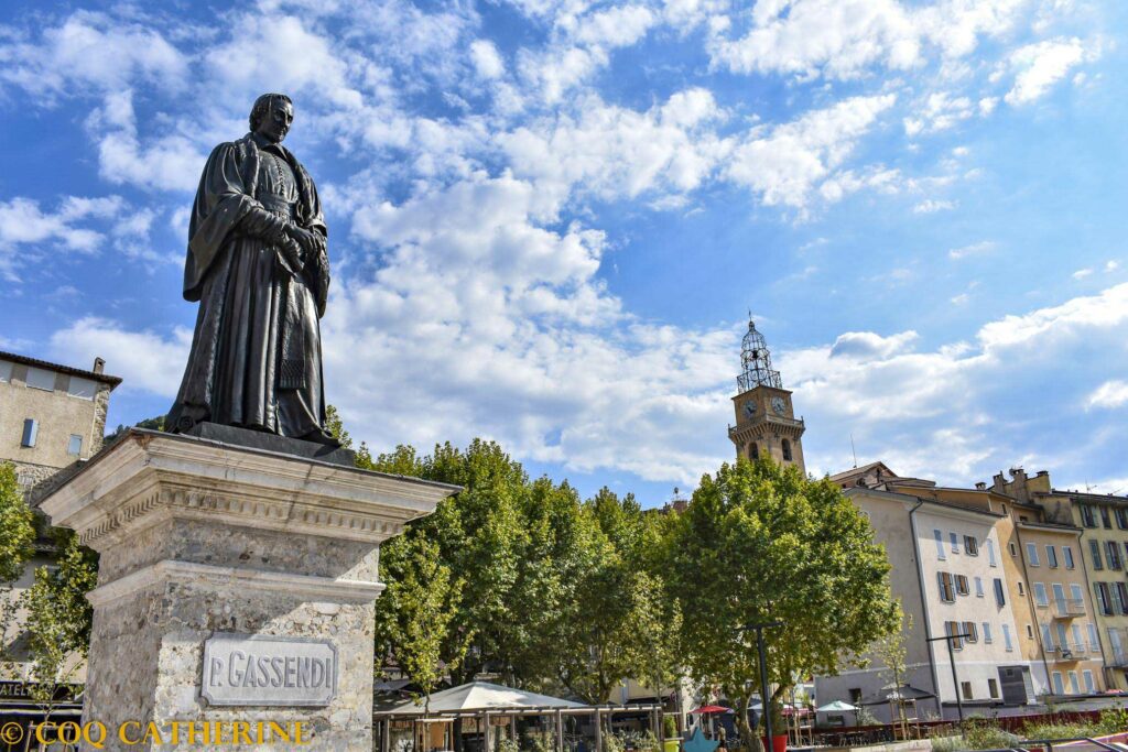 La Statue de Gassendi et la ville de Digne les Bains