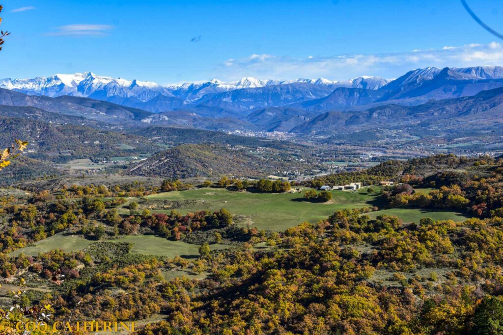 Panorama sur les Préalpes de Digne enneigées et les vallées autour de Digne les Bains