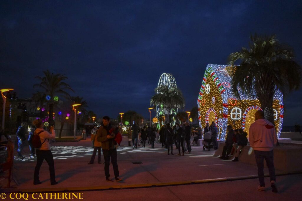 Le jardin des lumières de Saint Raphael dans le jardin Bonaparte avec des maisons de lumière