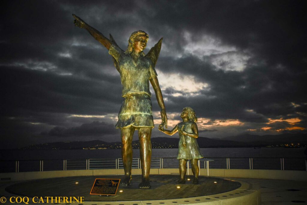 La statue de l’archange Saint Raphael avec les lumières de fin de journée