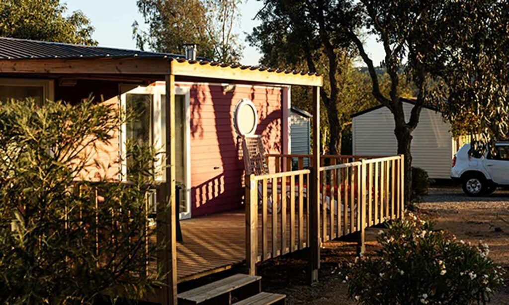 Mobil home dans la forêt