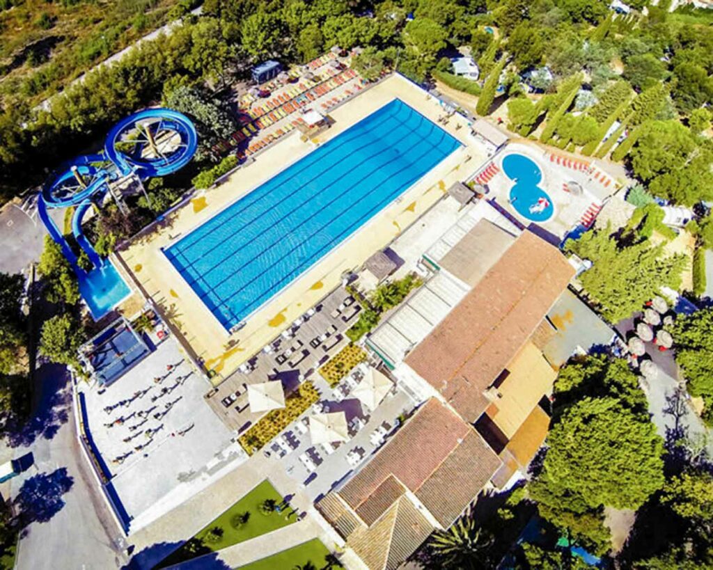 Vue aérienne de la piscine du camping de Port Grimaud