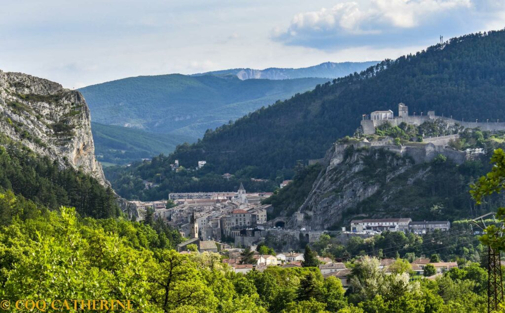 Panorama sur la Clue de la Durance avec Sisteron et la citadelle