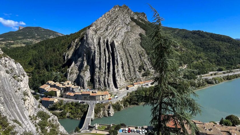 Panorama sur la Baume de Sisteron avec les falaises verticales, les maisons et le pont sur la Durance