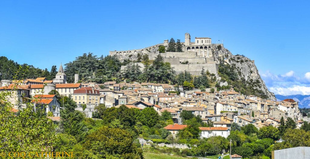 Panorama sur la ville de Sisteron dominée par la citadelle, le donjon et la chapelle