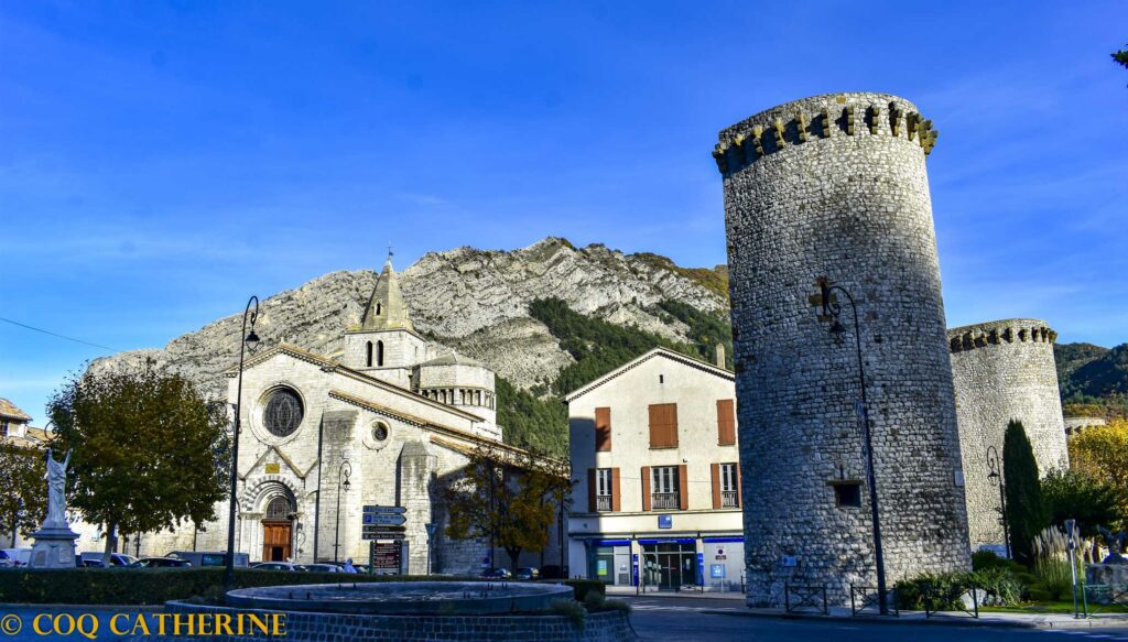 Les tours de Sisteron avec la Cathédrale Notre-Dame des pommiers