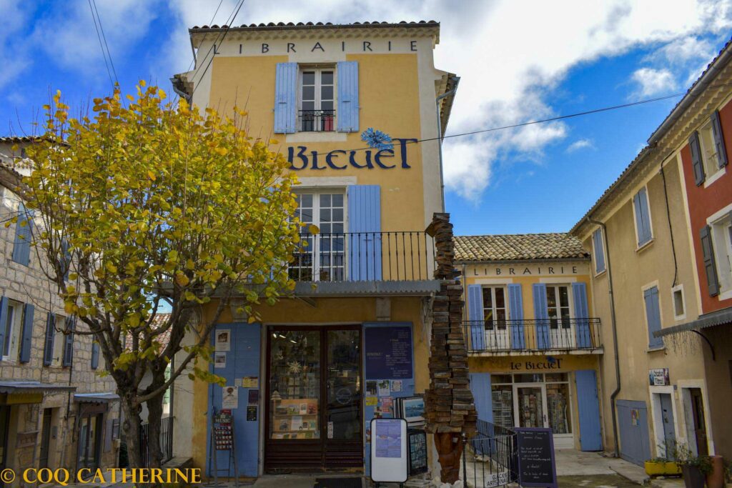 La façade de la librairie du Bleuet de Banon