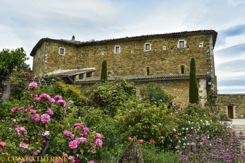 La façade de l’Abbaye de Valsaintes avec ses rosiers