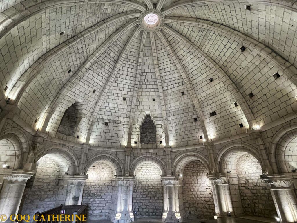 L’intérieur de la rotonde avec des arcades et sculptures de Simiane