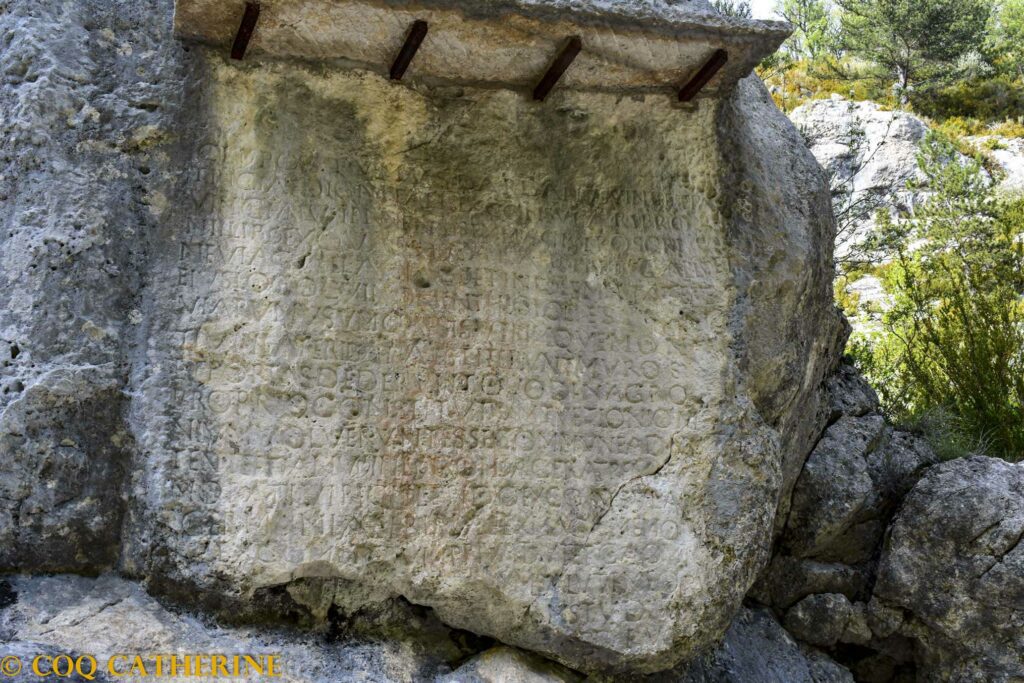 Une falaise gravée qui est la Stèle romaine dans le Défilé de la Pierre Ecrite