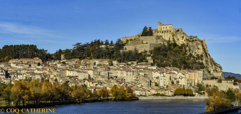 Panorama sur la ville de Sisteron et la Durance, dominée par la citadelle, le donjon et la chapelle