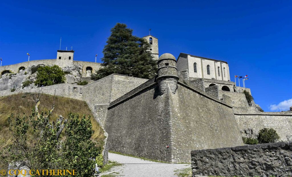 Panorama sur le fort et la citadelle de Sisteron avec le donjon et la chapelle qui dominent