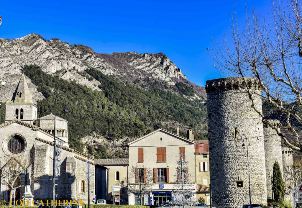 Les tours de Sisteron avec la Cathédrale Notre-Dame des pommiers