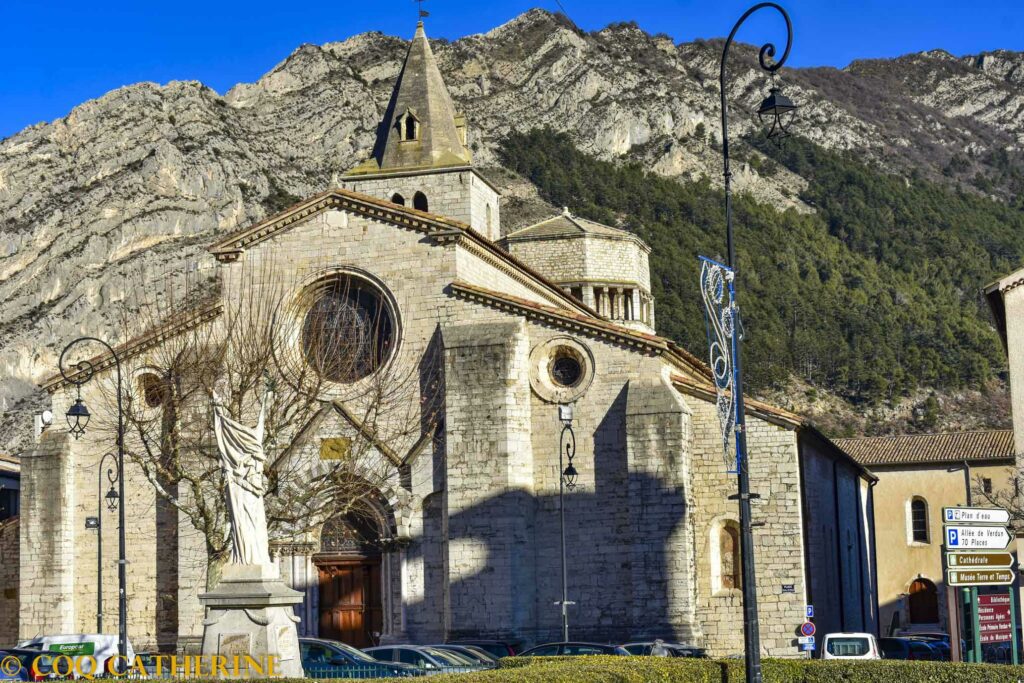 La façade de la cathédrale de Notre-Dame des pommiers de Sisteron