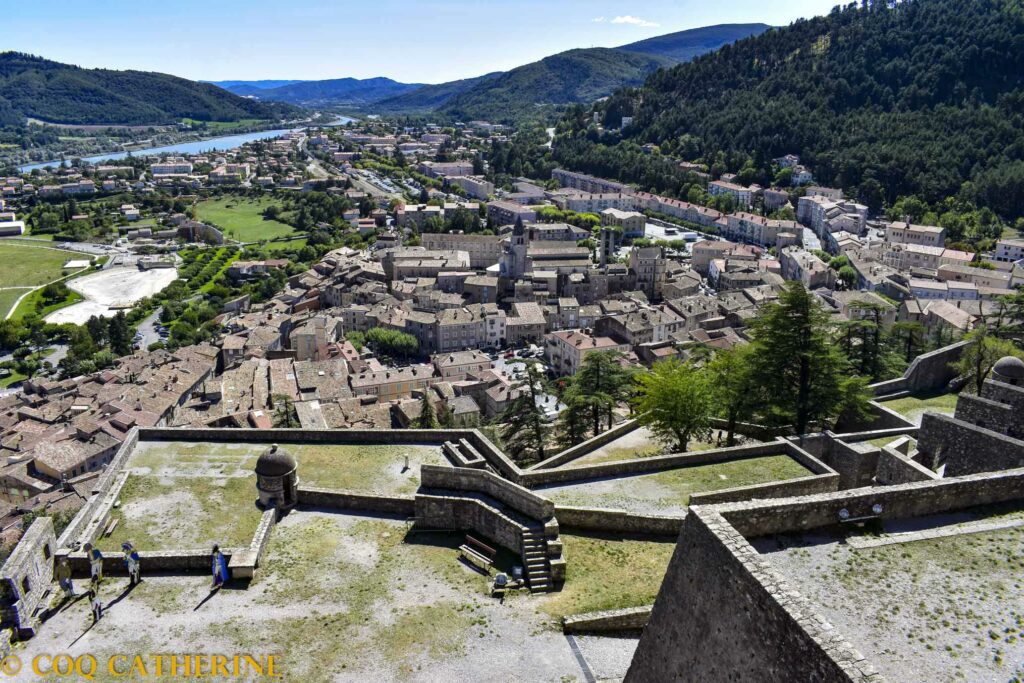 Panorama sur les bastions du fort de Sisteron et sur la ville et la vallée de la Durance