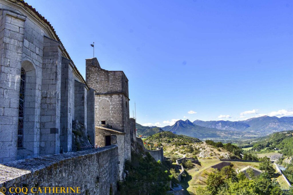 Vue sur la chapelle et le donjon de la citadelle de Sisteron