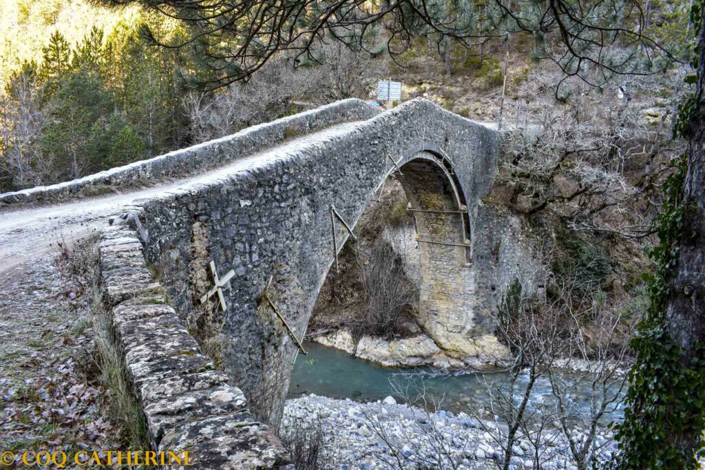 le vieux pont de pierre de la Reine Jeanne sur le Vançon