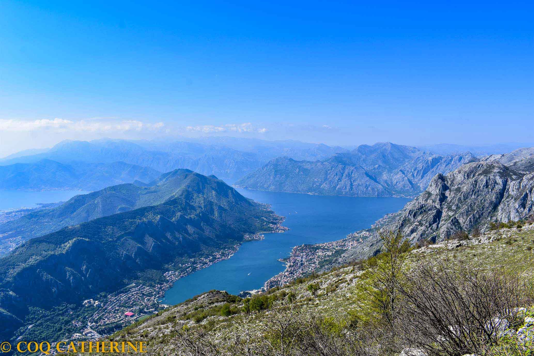 Panorama sur la Baie de Kotor au Monténégro depuis le haut avec les montagnes et la mer