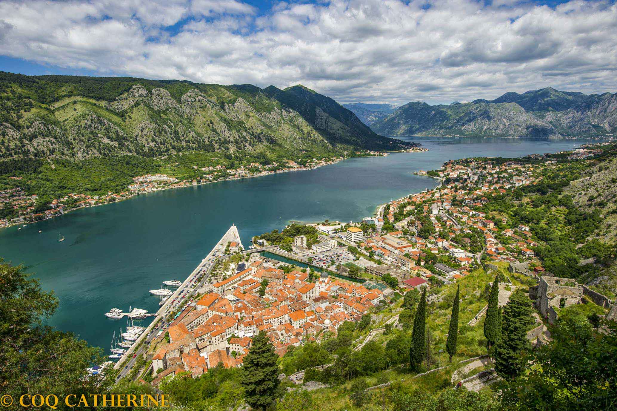 Panorama sur la ville de Kotor au Monténégro depuis les hauteurs, avec les montagnes et la mer