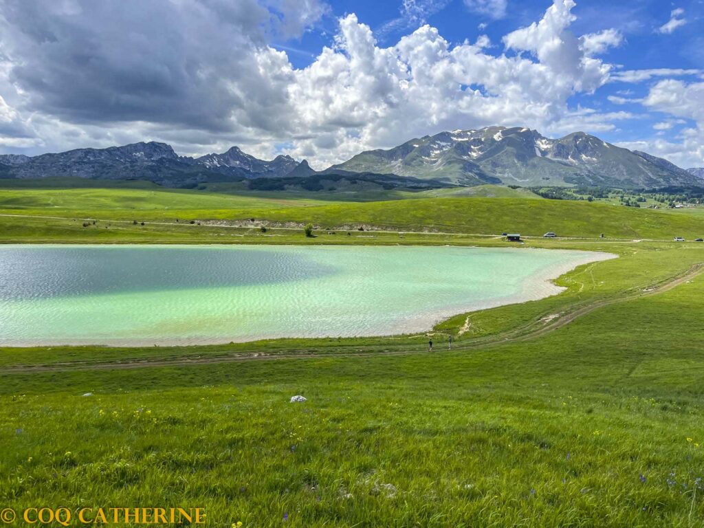 Les eaux turquoise du lac de Zmije et le massif de Durmitor en fond