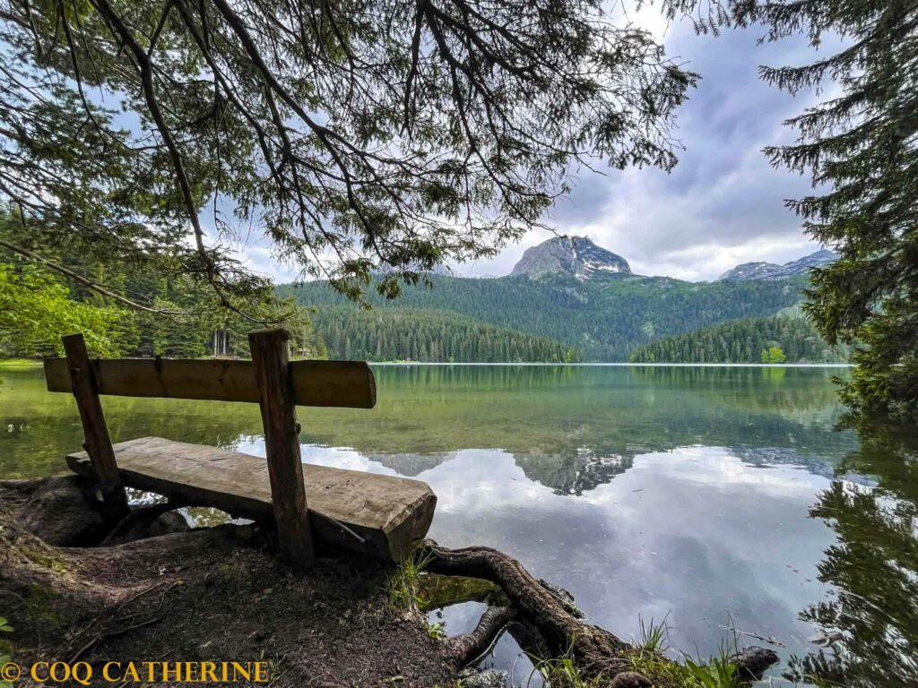 Un banc devant le lac noir de Durmitor au Montenegro avec la montagne de l’Ours