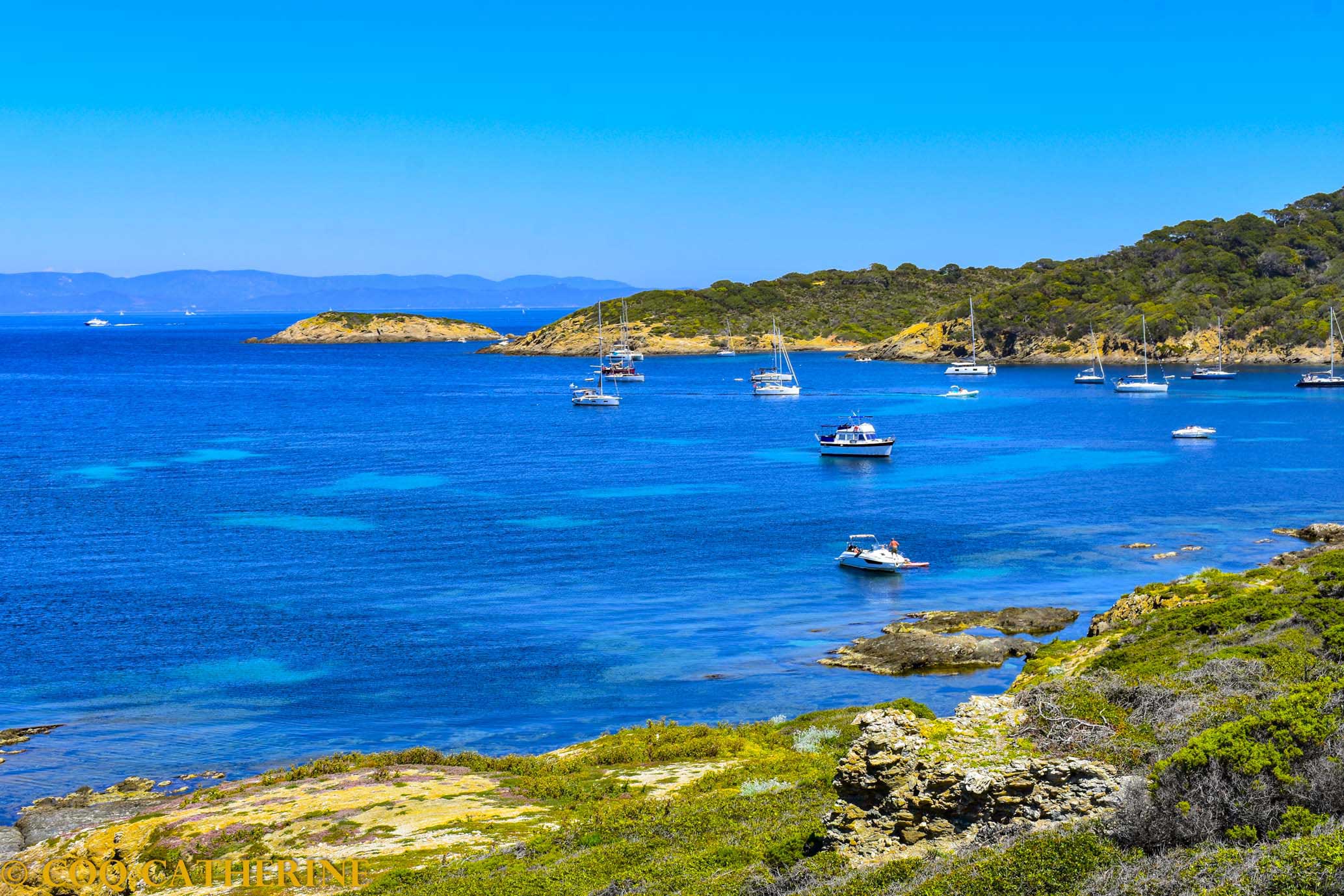 panorama sur la baie du langoustier sur l’ile de Porquerolles avec des bateaux sur l’eau turquoise