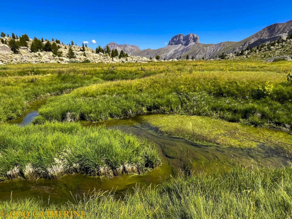 sur l’itinéraire de randonnée avec les Eaux Tortes et le sommet de la Grande Séolane en arrière-plan
