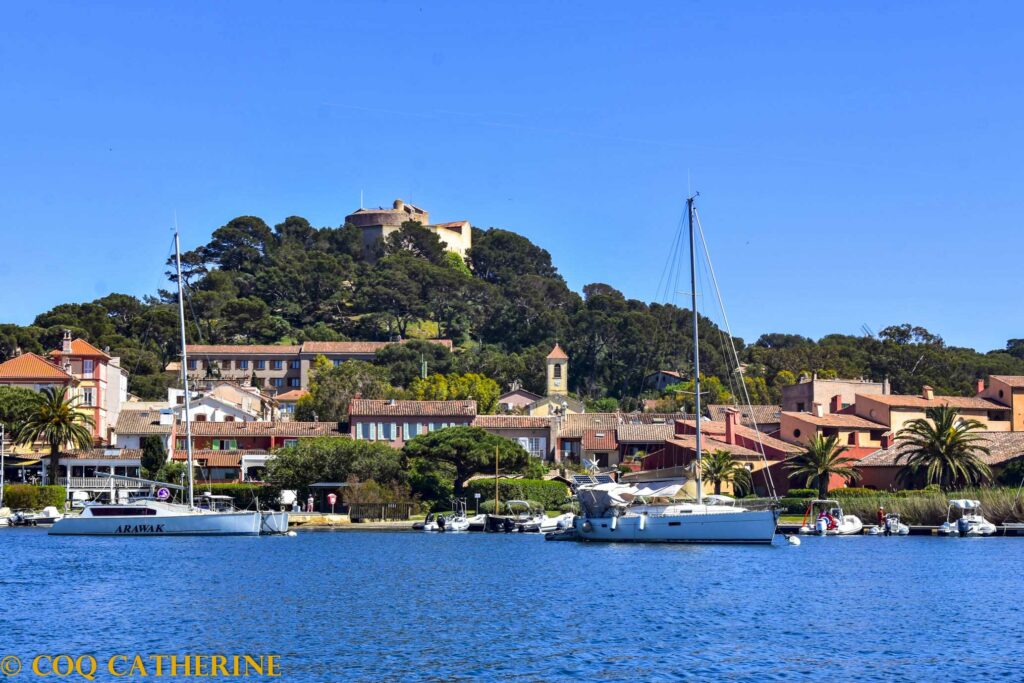 le port de Porquerolles avec des bateaux, le village et le fort