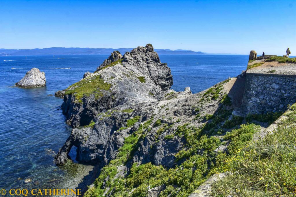 Panorama sur le Cap des Mèdes, le fort et les falaises de Porquerolles