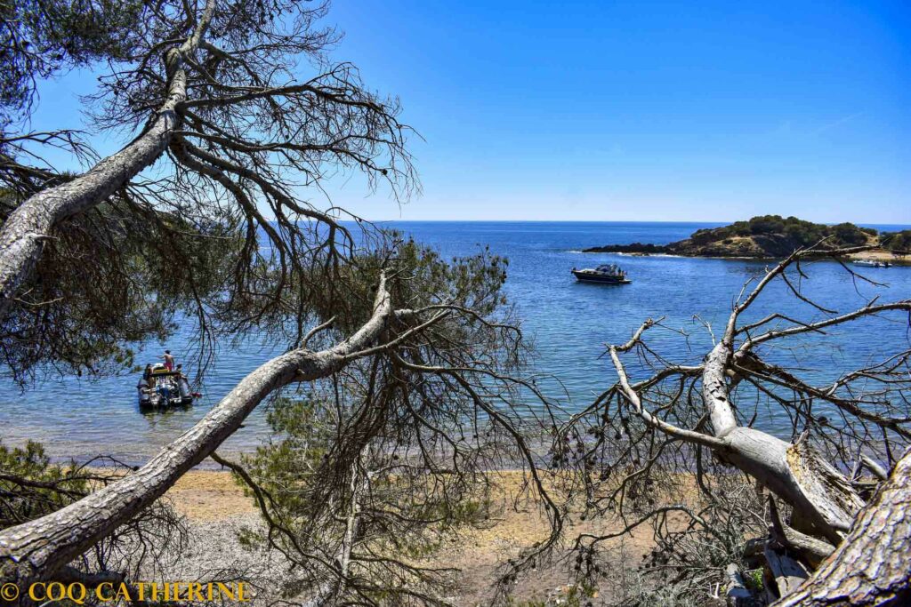 La plage noire avant la pointe du langoustier sur le tour de Porquerolles à vélo