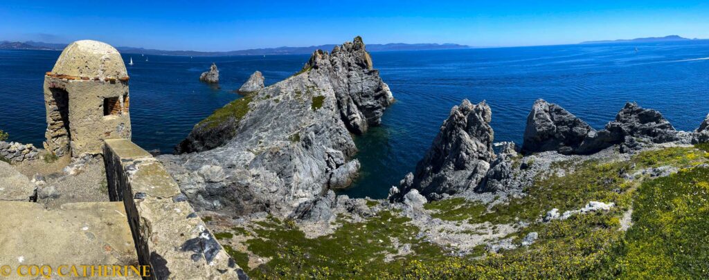 Panorama sur le Cap des Mèdes, le fort et les falaises de Porquerolles